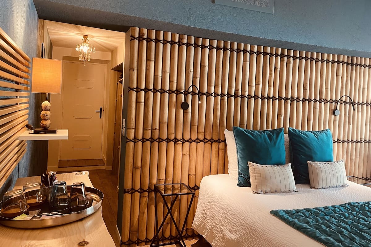 Habitación superior con 1 cama doble o 2 individuales, baño privado (bord de rivière) | Ropa de cama de alta calidad y colchones con acolchado adicional