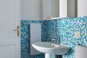 Ducha, secador de pelo, bidet, toallas