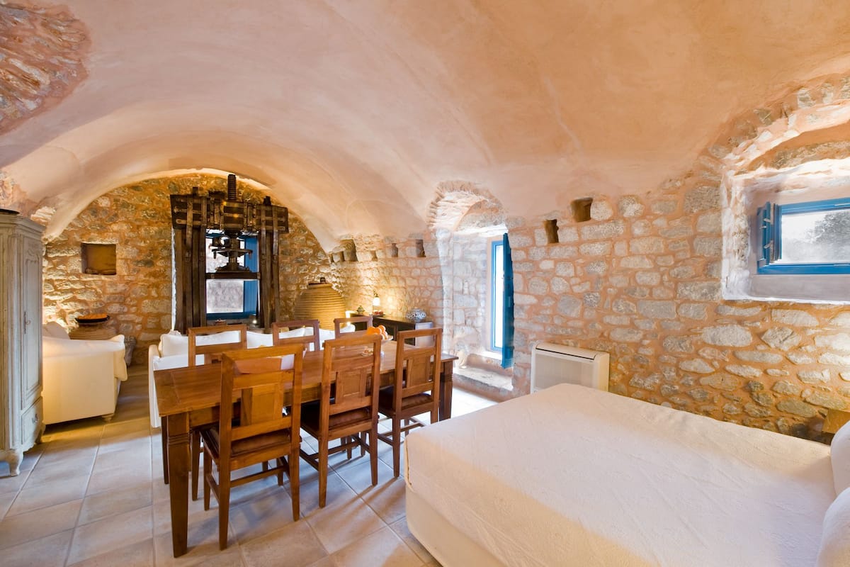 traditional studio | premium bedding, pillow-top beds, in-room safe, desk