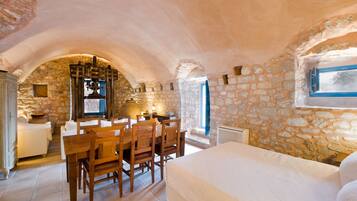 Traditional-Studio | Hochwertige Bettwaren, Pillowtop-Betten, Zimmersafe, Schreibtisch