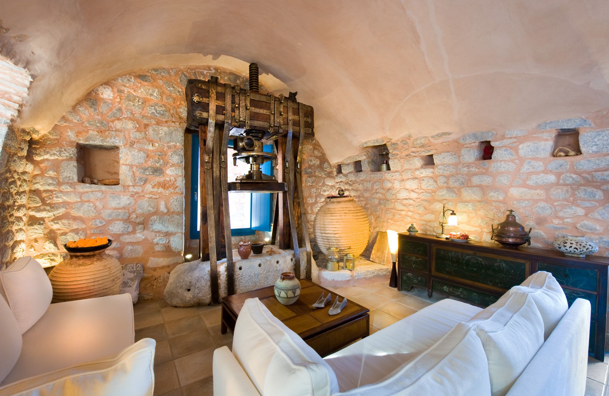 traditional studio | living room | flat-screen tv