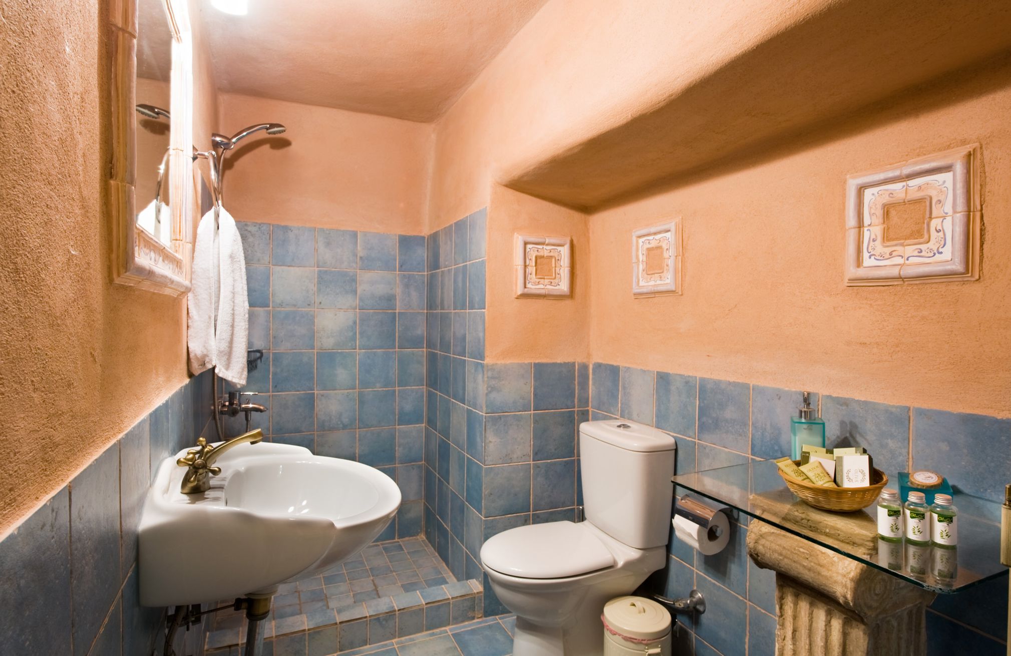 traditional studio | bathroom | shower, free toiletries, hair dryer, towels