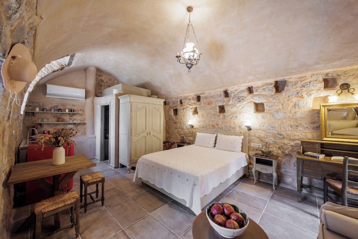 Junior studio suite, balkon (3 adults) | Luxe beddengoed, pillowtop-bedden, een kluis op de kamer, een bureau