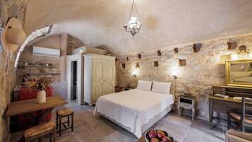 Junior Studio Suite, Balcony (3 adults) | Premium bedding, pillowtop beds, in-room safe, desk