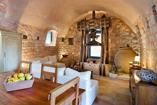 Traditional Studio | Living area | Flat-screen TV