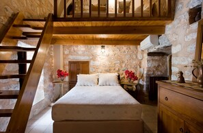 Signature-Haus, Terrasse (Milos) | Hochwertige Bettwaren, Pillowtop-Betten, Zimmersafe, Schreibtisch