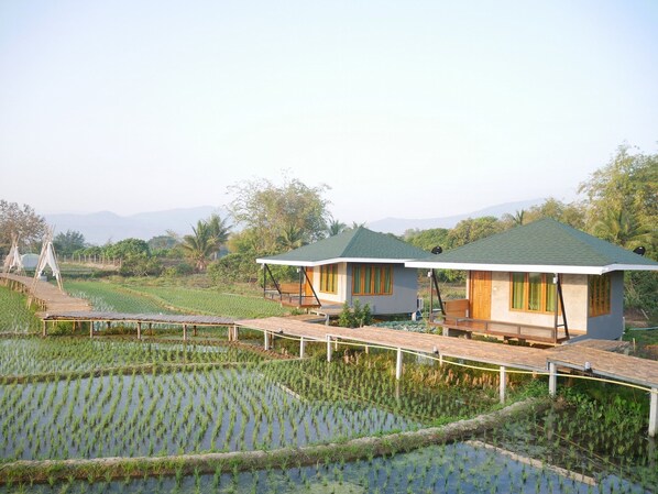 Exterior - Nok Chan Mee Na (Chom Thong)