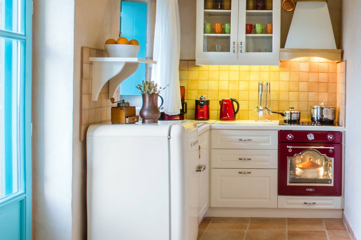 studio, balcony, sea view (fireplace) | private kitchen | fridge, oven, stovetop, coffee/tea maker