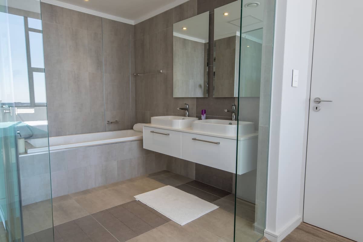 Dusche, kostenlose Toilettenartikel, Haartrockner, Handtücher