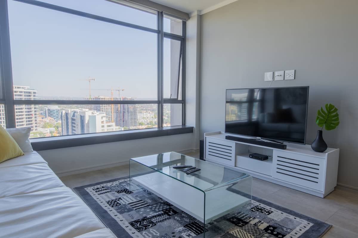 Luxury-Apartment, 2 Schlafzimmer, barrierefrei, Turm | Wohnbereich | 55-Zoll-Flachbildfernseher mit Satellitenempfang, Fernseher, Netflix