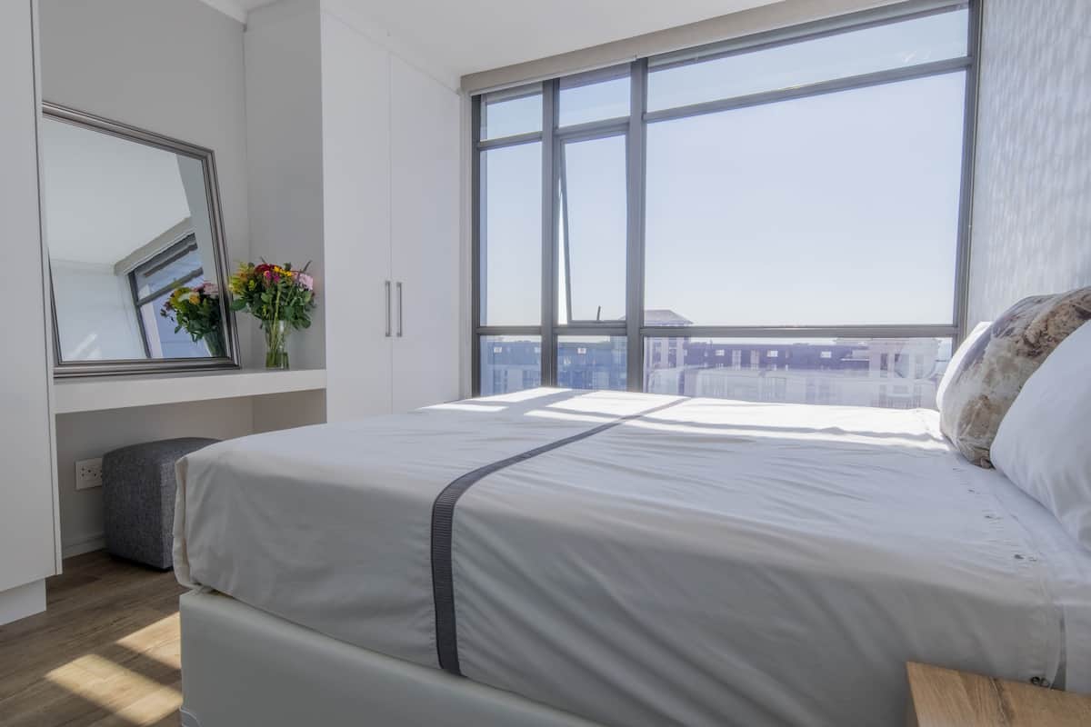 Design-Apartment, 2 Schlafzimmer, barrierefrei, Küche | 1 Schlafzimmer, hochwertige Bettwaren, Schreibtisch