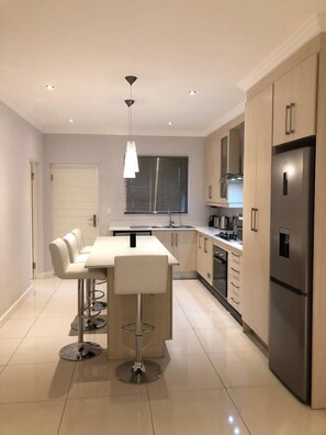 Full-sized fridge, microwave, oven, stovetop