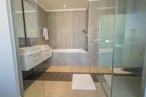 Appartement Luxe, 2 chambres, accessible aux personnes à mobilité réduite, dans la tour | Salle de bain