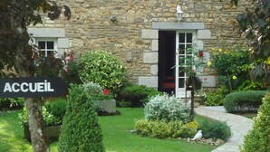 Un bâtiment en pierre avec une enseigne sur laquelle on peut lire « ACCUEIL ».
