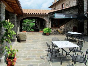 Outdoor dining - Fattoria Giunasco (Bagnone)