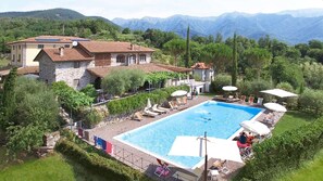 Seasonal outdoor pool, pool umbrellas, sun loungers - Fattoria Giunasco (Bagnone)