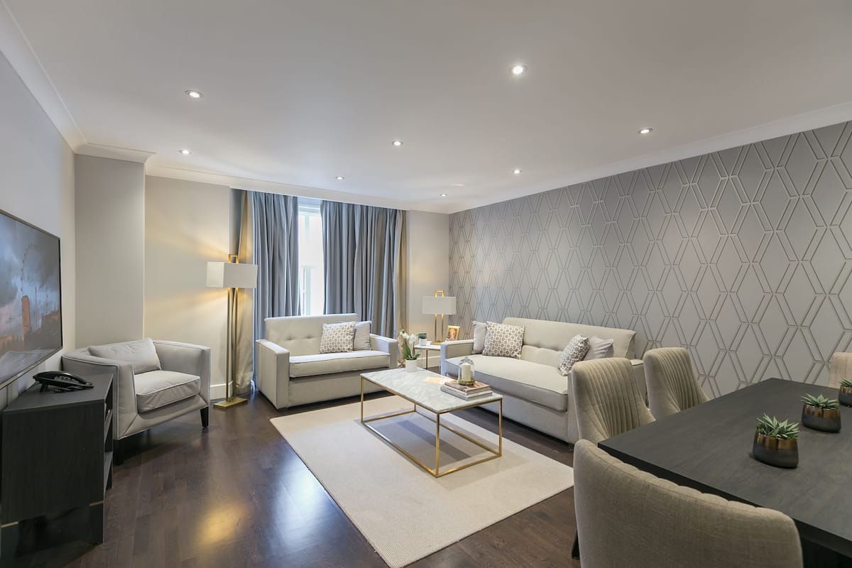 Un salon moderne avec un canapé, une table basse et une table à manger.