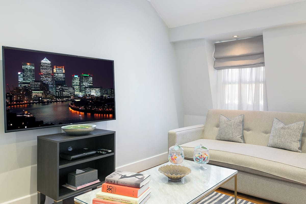 Deluxe-Penthouse, 3 Schlafzimmer | Wohnbereich | 40-Zoll-Smart-TV mit Satellitenempfang