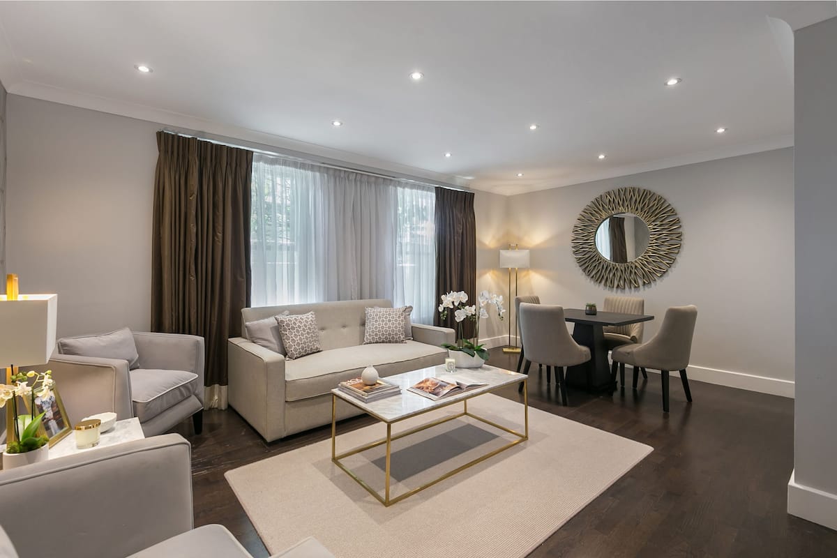 Un salon moderne avec un canapé, une table basse et un coin repas.