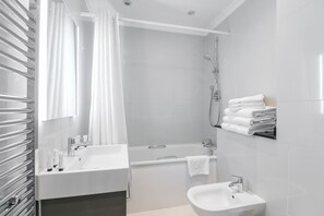 Căn hộ Superior, 1 phòng ngủ | Tiện nghi phòng tắm | Đồ dùng nhà tắm miễn phí, máy sấy tóc, khăn tắm, xà phòng 