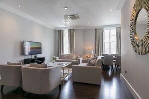 Deluxe-huoneisto, 3 makuuhuonetta | Oleskelualue | 40–tuumainen äly-TV, jossa satelliittikanavat