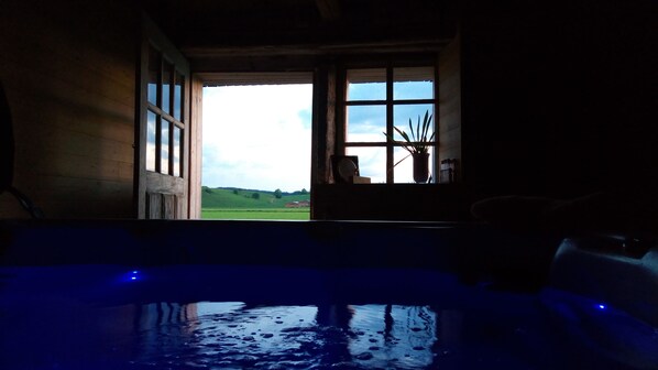 Indoor spa tub - Gite de Groupe La Fée Verte (Arc-sous-Cicon)