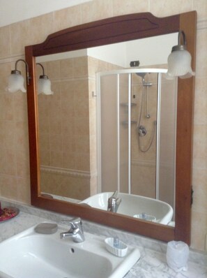 Doppia Standard (Audrey) | Bagno | Doccia, soffione a pioggia, set di cortesia gratuito, asciugacapelli