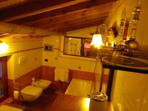 Deluxe Suite | Bathroom | Combined shower/tub, jetted tub, free toiletries, hair dryer