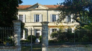 A historic building with a symmetrical facade, a central entrance with a portico, and a tiled roof. - La Hourqueyre (Saint-Yzans-de-Medoc)