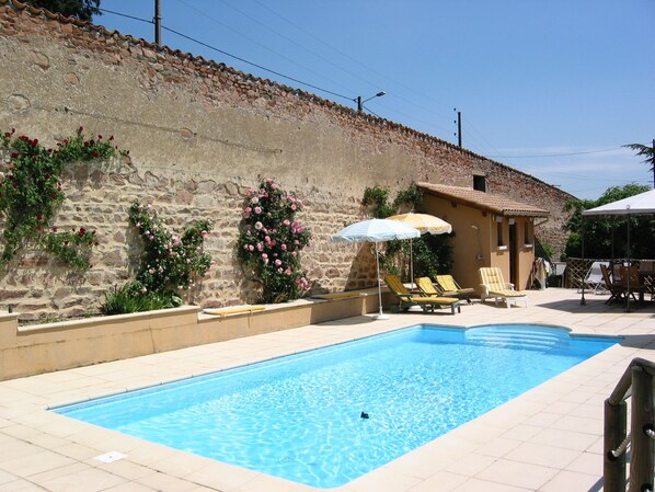 Piscina a l'aire lliure, piscina climatitzada i gandules