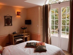 Comfort Double Room, Ensuite, Garden View - Les Jardins de L'hacienda (Tarare)