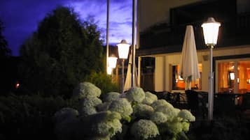 Fassade der Unterkunft – Abend/Nacht