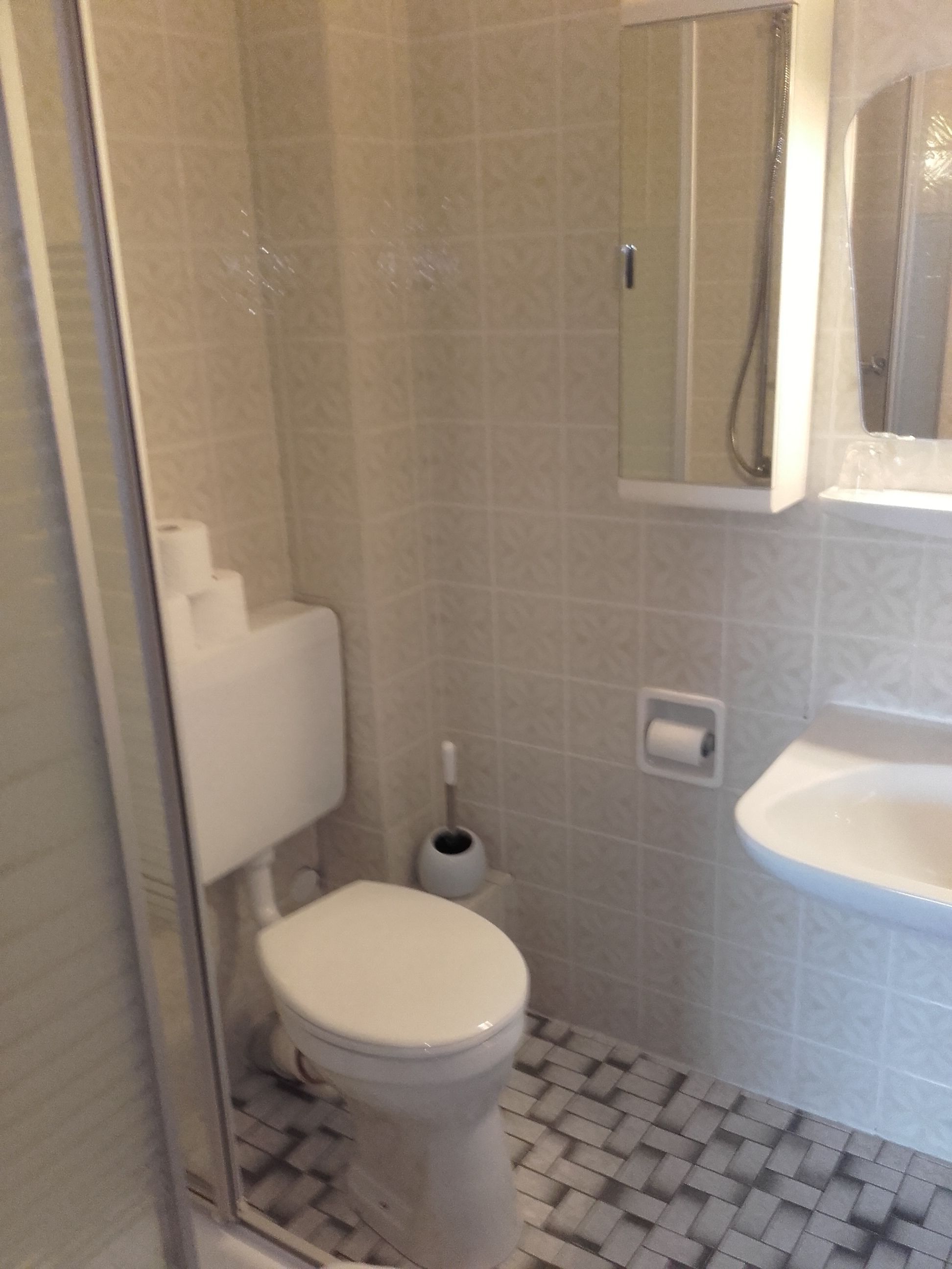 Ein Badezimmer mit Toilette, Bidet und Waschbecken.