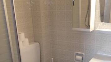 Ein Badezimmer mit Toilette, Bidet und Waschbecken.