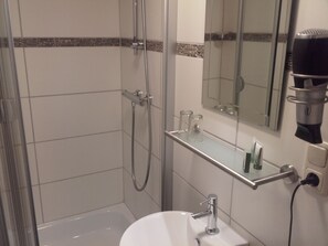 Standard Double Room | Bathroom | Free toiletries, towels - Sonneneck (Winterberg)