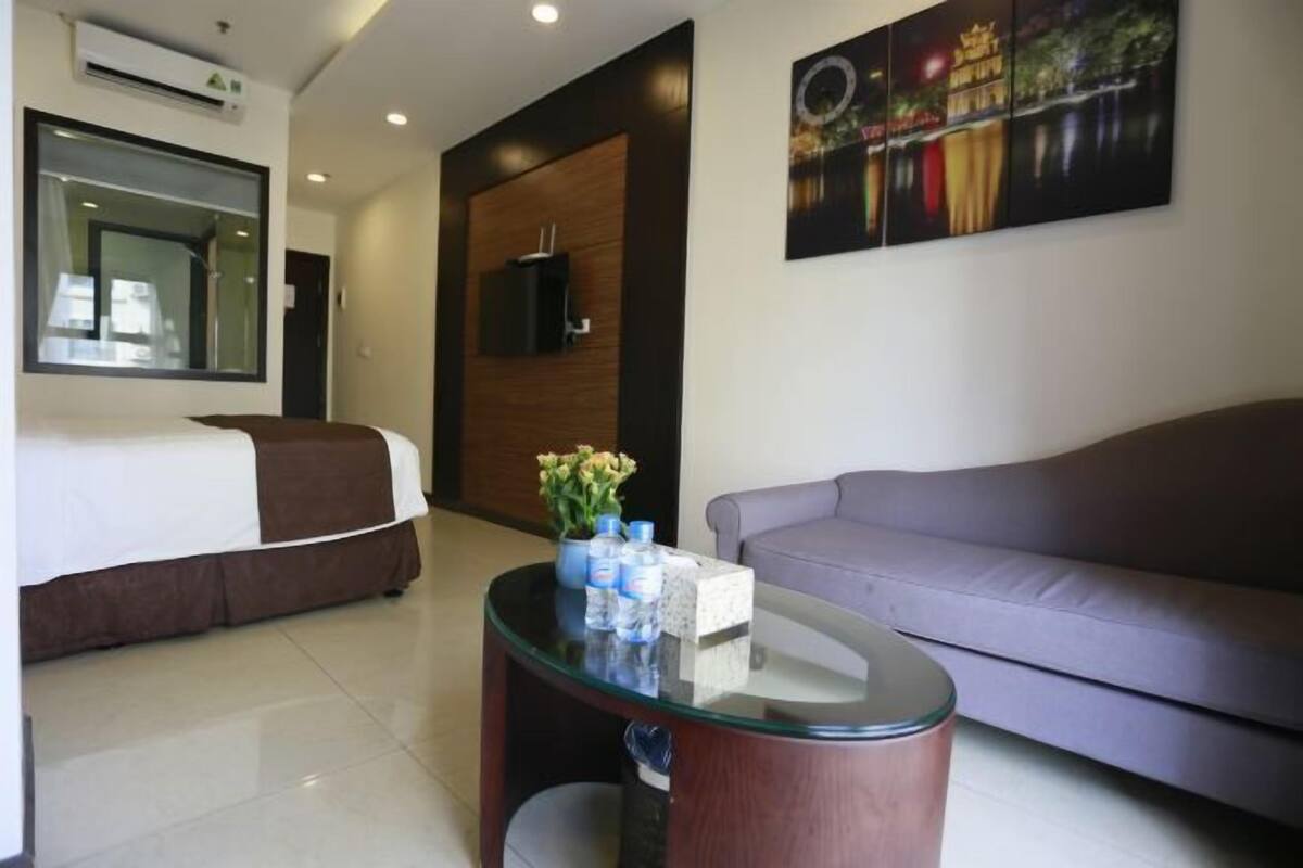 Frigobar, cofres nos quartos, escrivaninha, cortinas blackout