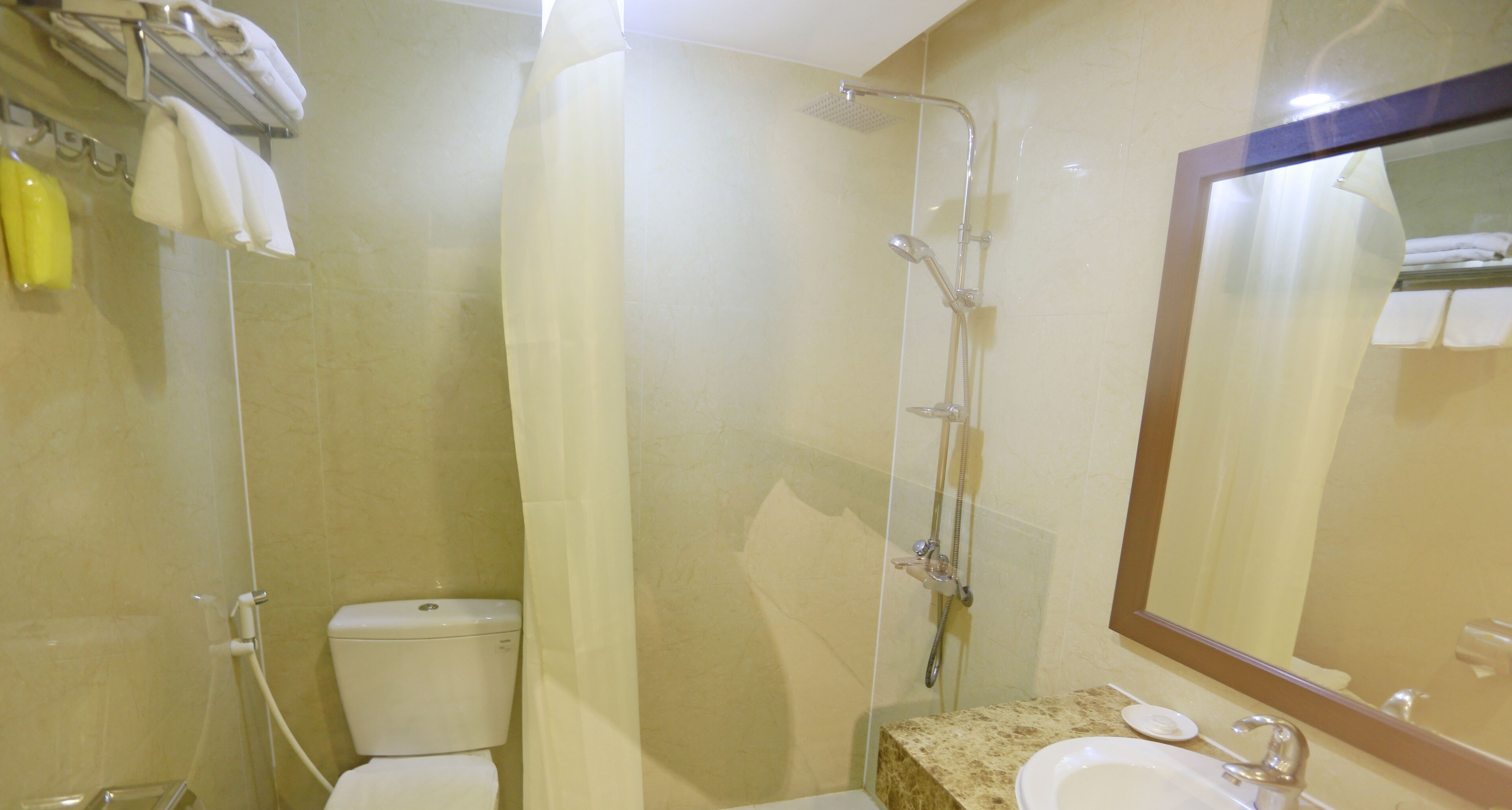 standard double room | bathroom | free toiletries, hair dryer, slippers, towels