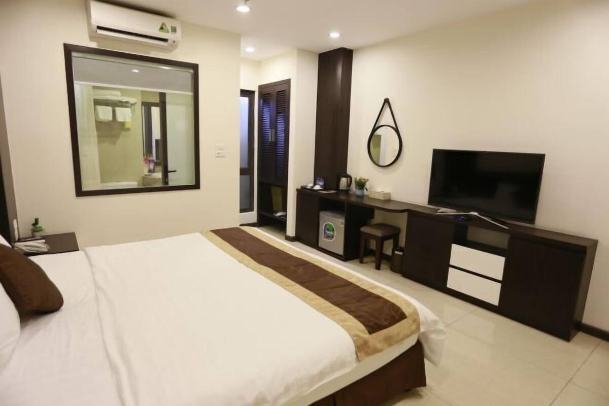 Frigobar, cofres nos quartos, escrivaninha, cortinas blackout