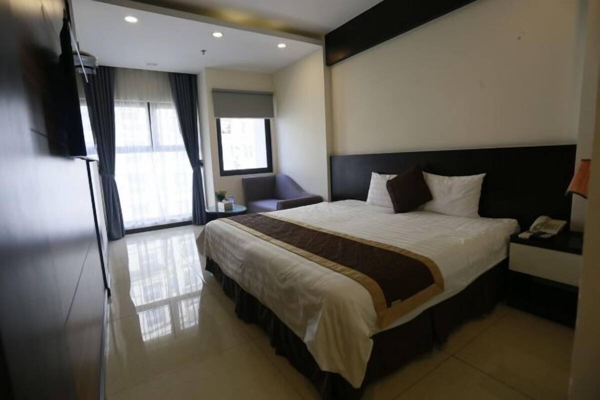 Frigobar, cofres nos quartos, escrivaninha, cortinas blackout