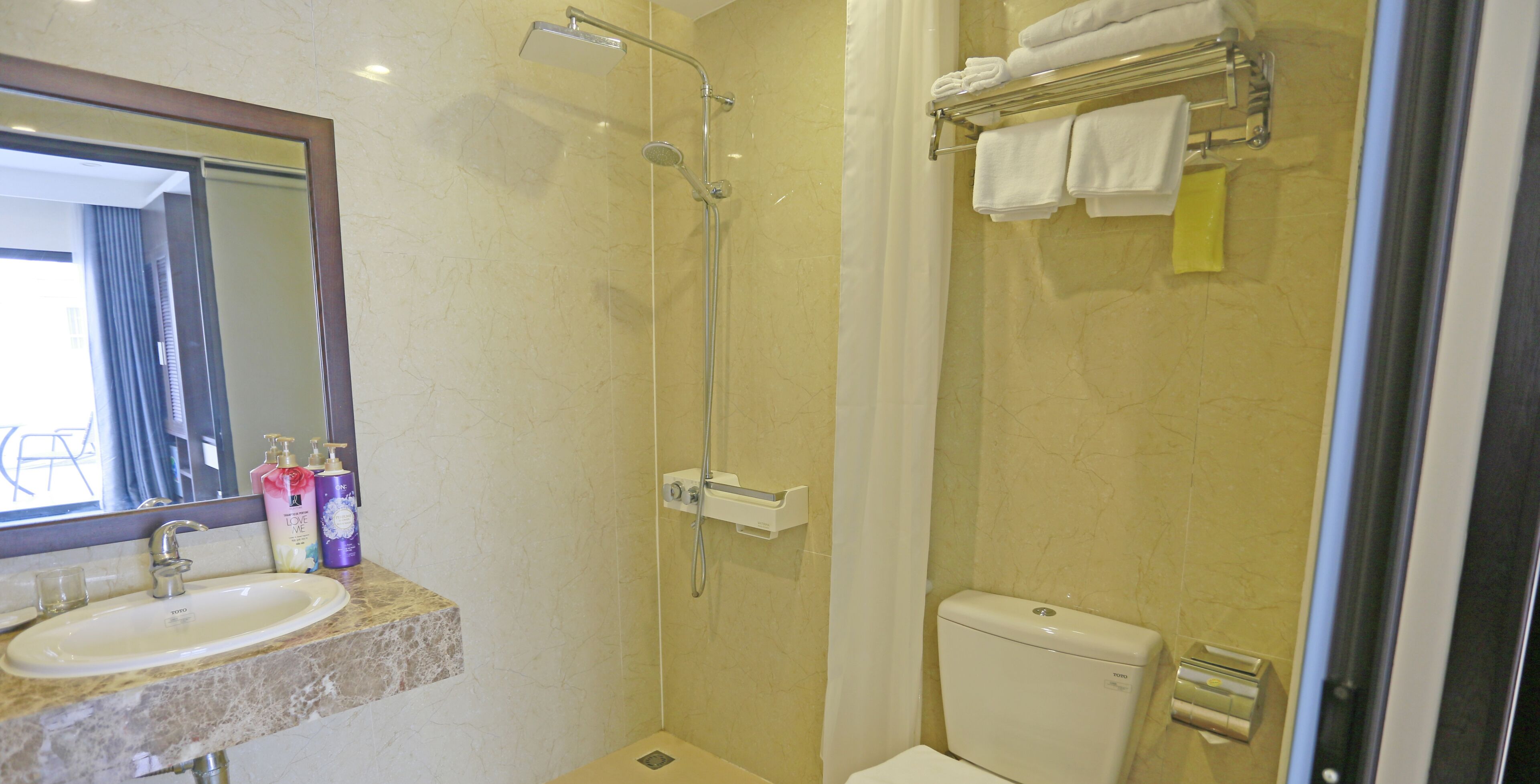 presidential studio | bathroom | free toiletries, hair dryer, slippers, towels