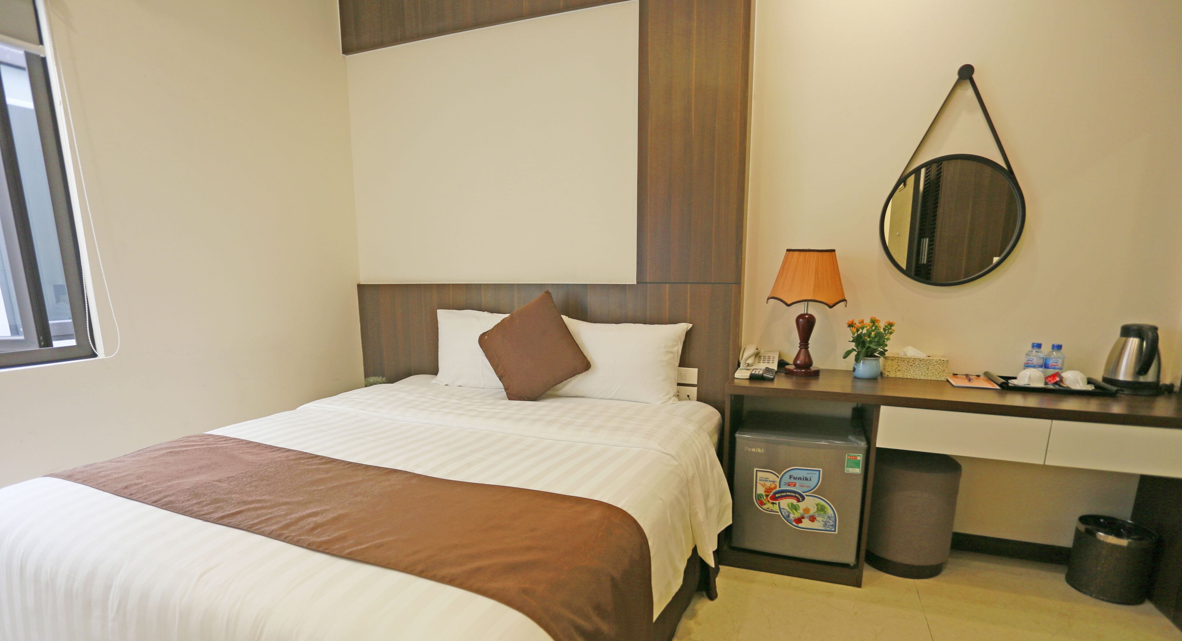 standard single room | minibar, in-room safe, desk, blackout curtains