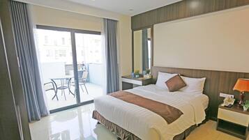 Presidential Studio | Minibar, in-room safe, desk, blackout curtains