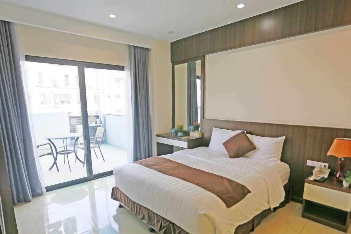 Frigobar, cofres nos quartos, escrivaninha, cortinas blackout