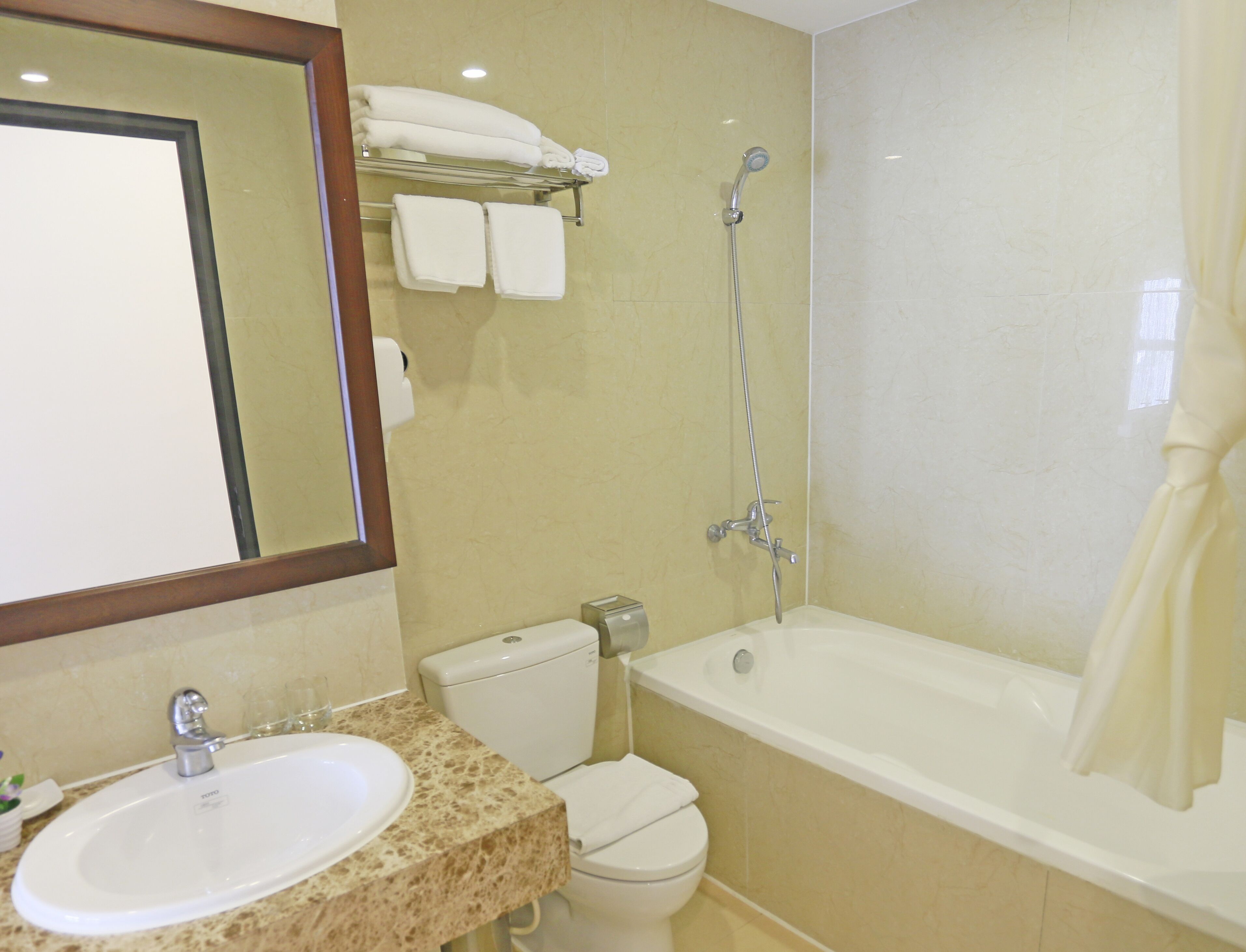 deluxe room, bathtub, city view | bathroom | free toiletries, hair dryer, slippers, towels