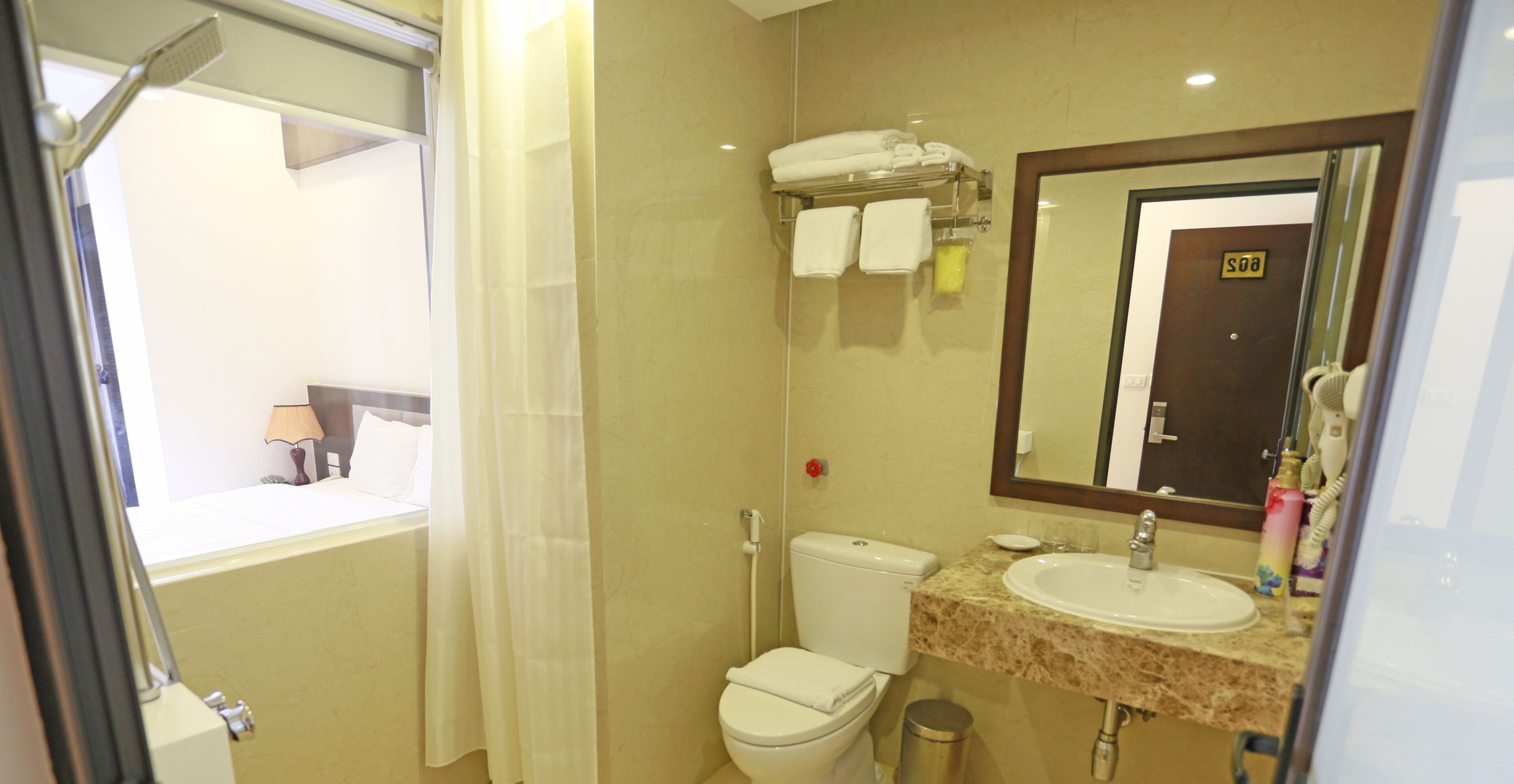 deluxe room, city view | bathroom | free toiletries, hair dryer, slippers, towels