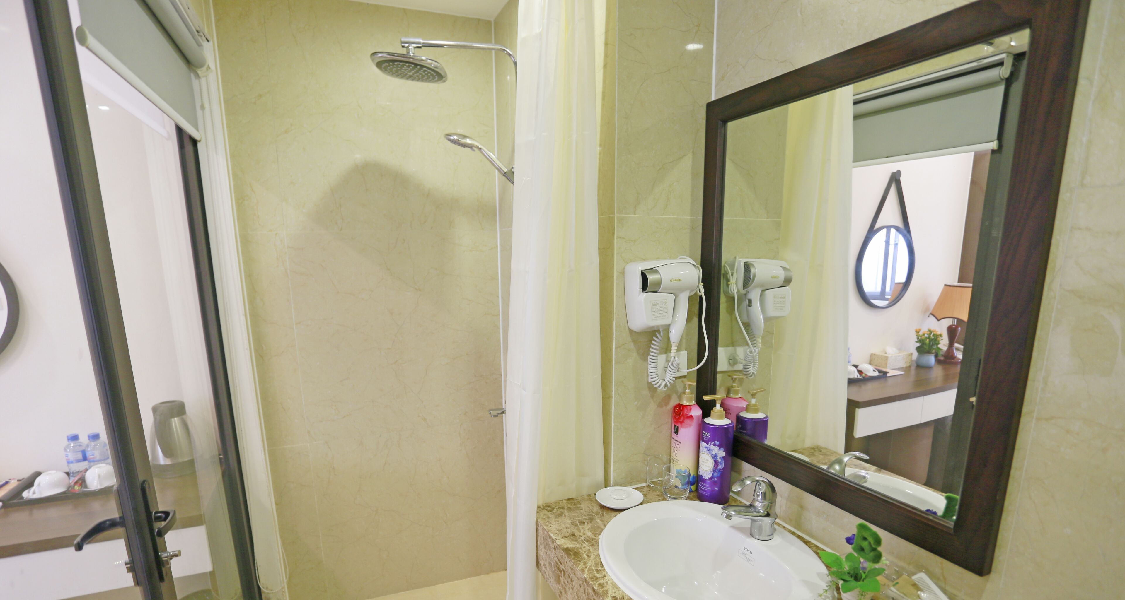 standard single room | bathroom | free toiletries, hair dryer, slippers, towels