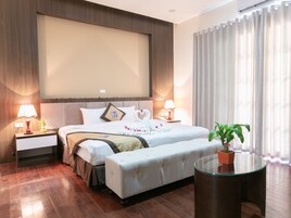 VIP, Balcony | Minibar, in-room safe, desk, blackout drapes