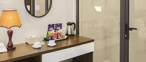 Minibar, caja de seguridad en la habitación y escritorio