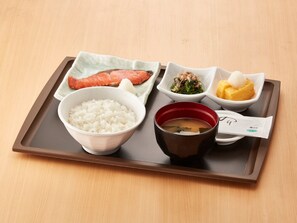 Se ofrece un desayuno japonés (650 JPY por persona)