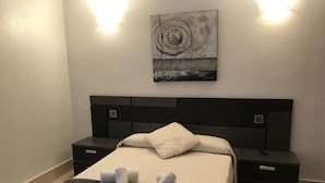 Quarto casal | Escrivaninha, cortinas blackout, ferros/tábuas de passar roupa